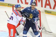 Jakub Lev se pošťuchuje s Veli-Mattim Savinainenem