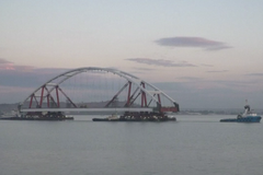 Most z Ruska na anektovaný Krym má své oblouky. Blíží se spojení