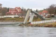 Zřícená lávka v Troji