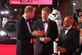 Princové William a Harry se objevili na premiéře nových Star Wars. Ve filmu si zahráli vojáky