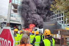 V pražských Holešovicích propukl požár. Hořela rozestavená administrativní budova