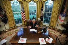 Donald Trump v oválné pracovně.