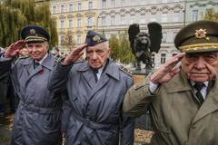 Obrazem: 2507 hrdinů. Lev na Klárově nově nese jména všech Čechoslováků bojujících v RAF