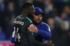 Tiemoue Bakayoko a trenér Antonio Conte slaví výhru Chelsea