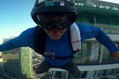 Dva muži skočili bez povolení z nedokončeného pražského mrakodrapu