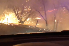 Jízda peklem. Policisté projeli mohutným požárem v Kalifornii