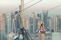 Dubaj představila nejdelší městskou zipline dráhu na světě, vyzkoušel ji i korunní princ