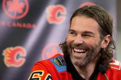 Živě: Jaromír Jágr zpátky v Česku. Kdy ho fanoušci uvidí na ledě? Za který tým nakonec nastoupí?