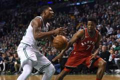 Marcus Smart z Bostonu vymýšlí, jak přechytračit bránícího Kylea Lowryho z Toronta