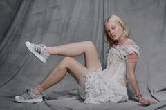 Modelka ukázala v reklamě na tenisky chlupaté nohy