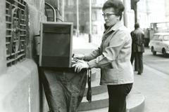 Poštovní schránka slaví přes 200 let. Odkdy jsou oranžové a k čemu slouží modré?