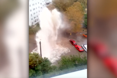 Gejzír uprostřed města. Mohutný proud dosahoval 20 metrů vysoko