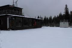 Do Česka dorazila zima. Na Šumavě je několik centimetrů sněhu, záběry z Churáňova