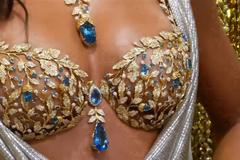 Podprsenka za dva miliony dolarů. Je z diamantů topazů a safírů