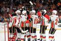 Hokejisté Calgary slaví výhru na ledě Anaheimu