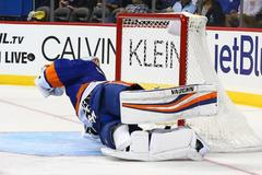 Thomas Greiss z New Yorku Islanders likviduje šanci Vladimíra Sobotky ze St. Louis.