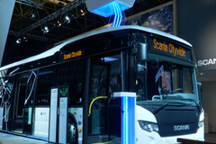 VIDEO: Scania představila nový autobus. Uvnitř má potahy z losa