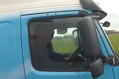 Řidič kamionu zvládal řídit, psát si na mobilu a mít nohu na opěrce u okénka