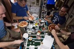 Pizza party na vesmírné lodi. Podívejte se, jak se vyrábí italská klasika ve stavu beztíže
