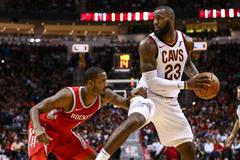 LeBron James v utkání s Houstonem