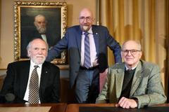 Laureáti Nobelovy ceny za fyziku, zleva Barry C. Barish, Kip S. Thorne a Rainer Weiss.