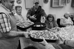 Kávu s Gottem i seskok padákem darovala Ježíškova vnoučata, seniory trápí samota, říká autorka