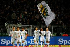 Theo Gebre Selassie se raduje se spoluhráči z Werderu Brémy