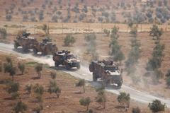 Turecké obrnené vojenské vozy na turecko-syrské hranici