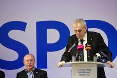Miloš Zeman hovoří na sjezdu SPD.