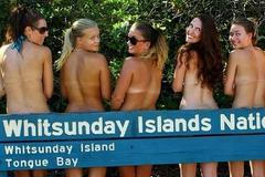 Topless Tour - ženy se fotí nahoře bez