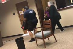 Bojácný strážník se pokoušel odchytit hada krabicí. Zmatený zásah doprovázel křik a proklínání