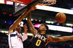 Otto Porter jr. (vlevo) z Washingtonu svádí pod košem souboj s Marquesem Chrissem z Phoenixu