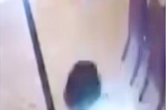 Smartphone Samsung explodoval muži v náprsní kapse. Poté začal hořet