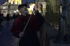 Karlův most nejen turistickou atrakcí, ale díky lampářům symbolem tradice a Vánoc