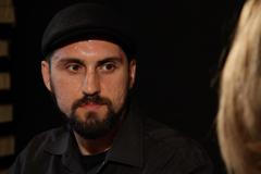 Bez zbraní není nezávislost, říká anarchistický hacker, který bojoval s Kurdy proti Islámskému státu