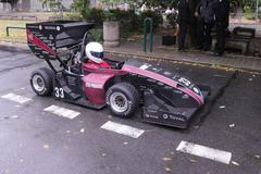 Studentské formule na benzin a elektřinu si to rozdaly před ČVUT