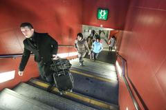 Stavba eskalátorů na Nádraží Veleslavín