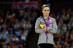 Americká gymnastka McKayla Maroney pózuje se stříbrem na OH 2012 v Londýně.