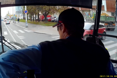 Tramvaj narazila do osobního automobilu. Podívejte se na průběh nehody
