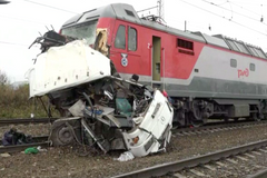 Srážku vlaku s autobusem východně od Moskvy nepřežilo 16 lidí
