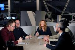 Jasným favoritem je Zeman, do druhého kola půjde nejspíš Drahoš, shodnou se komentátoři