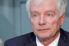 30 let po revoluci jsou v čele státu komunisti a estébáci, lidé jsou zmanipulovaní, tvrdí Sládek