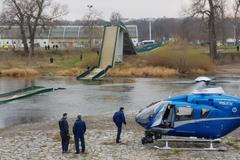 V Praze se zřítila lávka přes Vltavu, záchranáři ošetřují raněné
