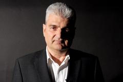 Stojíme na křižovatce mezi totalitou a demokracií, hrozí nám korporátní totalita, říká Kuchař