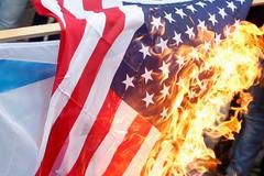 Palestinci pálí americkou vlajku v Gaze.