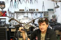 Robert Štěrba ve své dílně vdechuje život starým kolům.