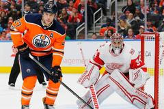 Petr Mrázek z Detroitu v utkání proti Edmontonu v NHL