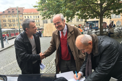 Petr Hannig získává podpis Jaroslava Lobkowicze