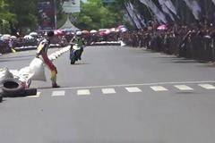 Rivala smetl pytlem. Sledujte nesportovní chování v silničním závodu