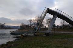 Lávka u Trojského zámku se zřítila do Vltavy